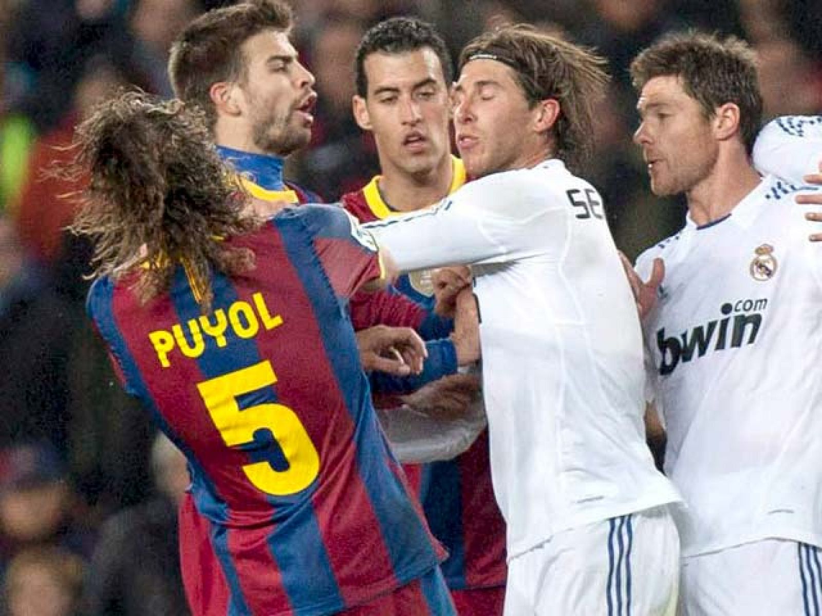 El clásico vivió momentos de mucha tensión como el provocado por el empujón de Cristiano a Guardiola, pero el que más impactó fue el empujón de Sergio Ramos a su amigo en la selección Carles Puyol