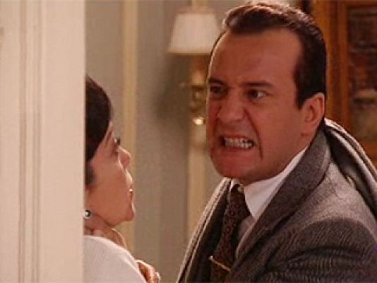 Amar en tiempos revueltos - Andrés agrede a su mujer