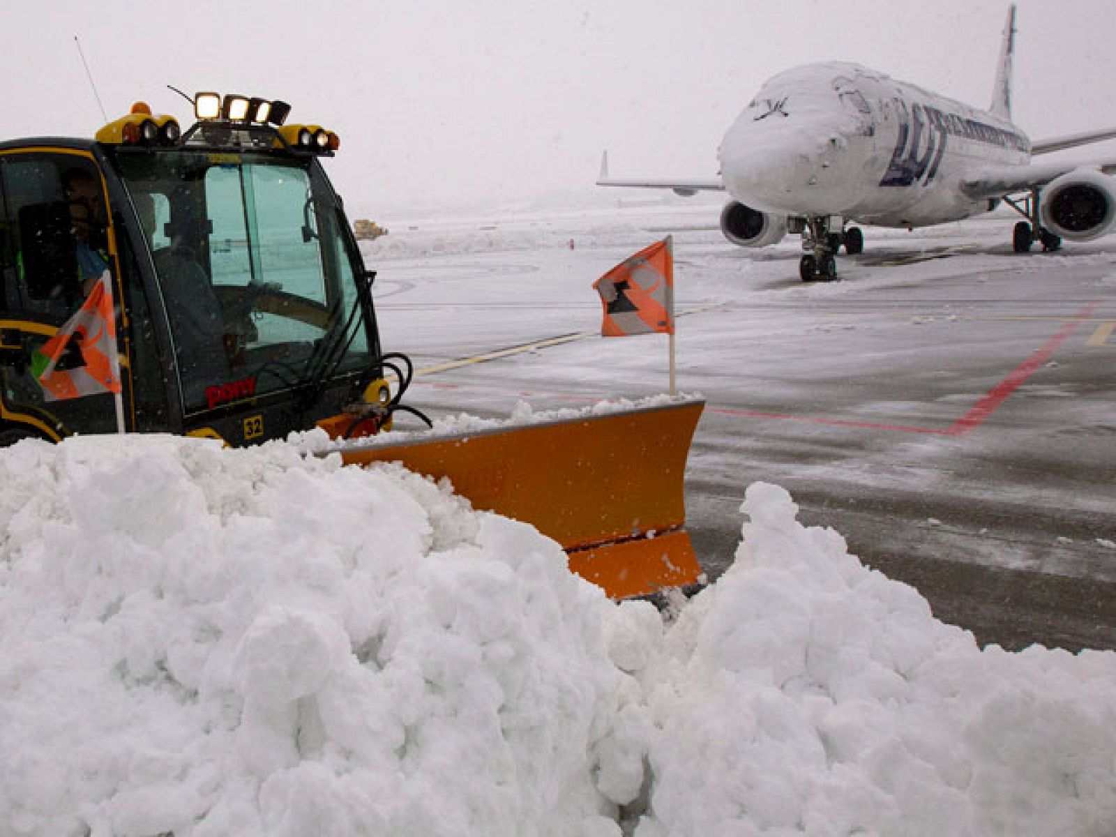 Cierra por la nieve el aeropuerto londinense de Gatwick | Ver