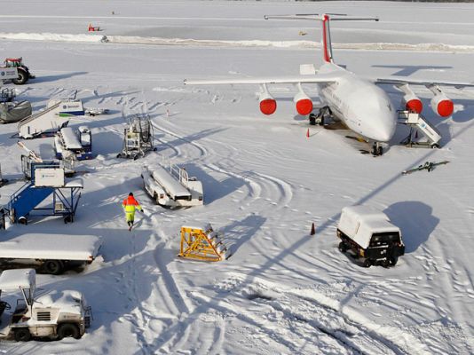 Telediario 1 - La nieve cierra aeropuertos