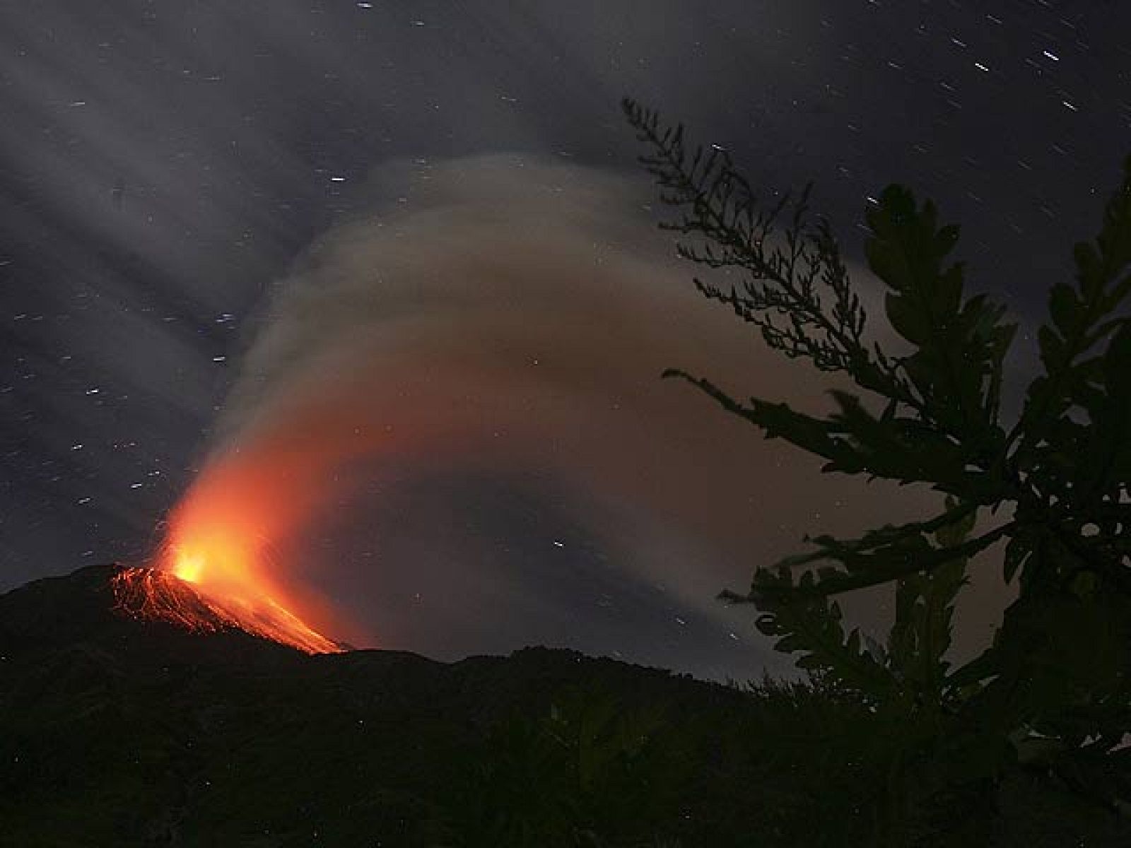 El volcán Tungurahua de Ecuador entra en erupción | Ver