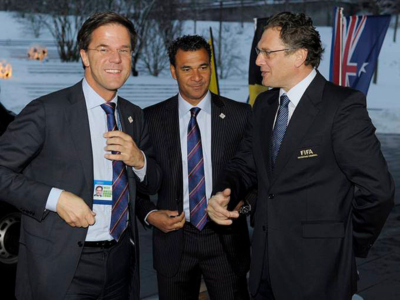 Holanda y Bélgica, Inglaterra y Rusia. Son las tres candidaturas a las que se enfrentan España y Portugal, contra las que deberán luchar por los votos del Comité Ejecutivo de la FIFA.