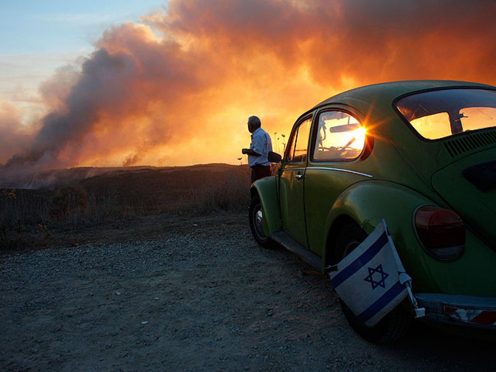 Israel está consternado por el gigantesco incendio que asola el norte del país y que tiene una magnitud aún desconocida. Policías, bomberos y un equipo de voluntarios tratan de sofocar el fuego.