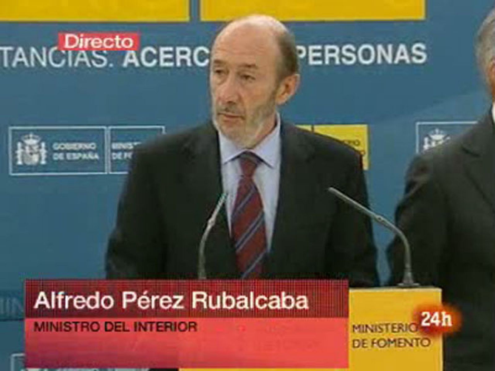 El vicepresidente primero del Gobierno, Alfredo Pérez Rubalcaba, ha comparecido ante los medios de comunicación para comunicar que los mandos militares tomarán el control del espacio aéreo en la huelga de controladores.