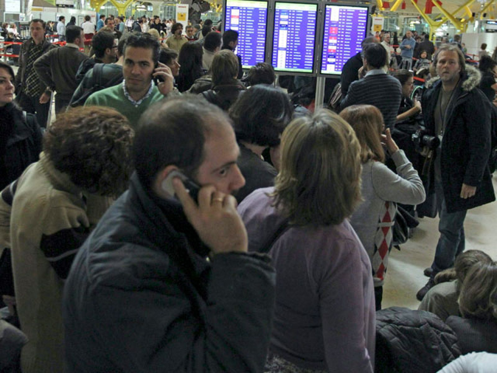 Vuelven las colas a Barajas mientras las aerolíneas reabren la facturación