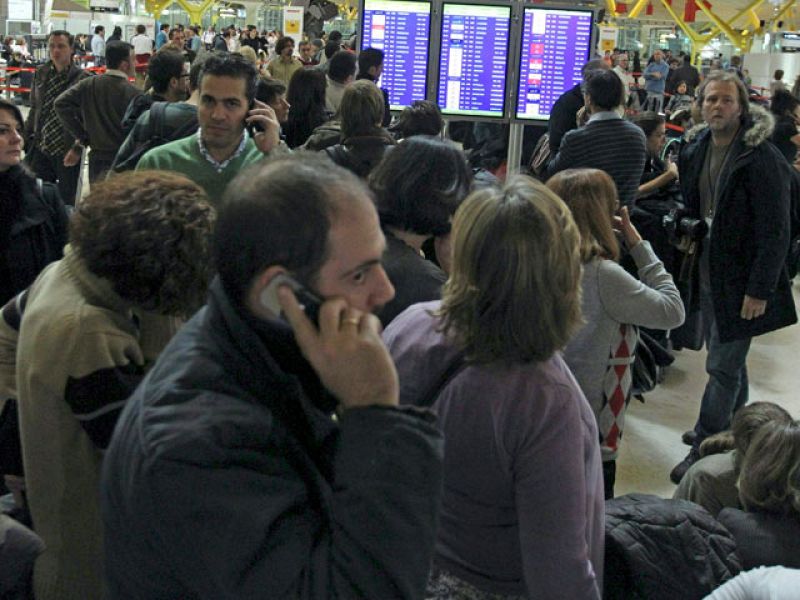Vuelven las colas a Barajas mientras las aerolíneas reabren la facturación