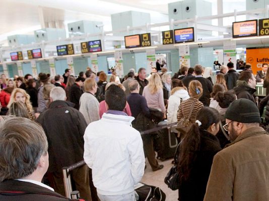 Telediario 1 - Alegría de afectados que ya viajan