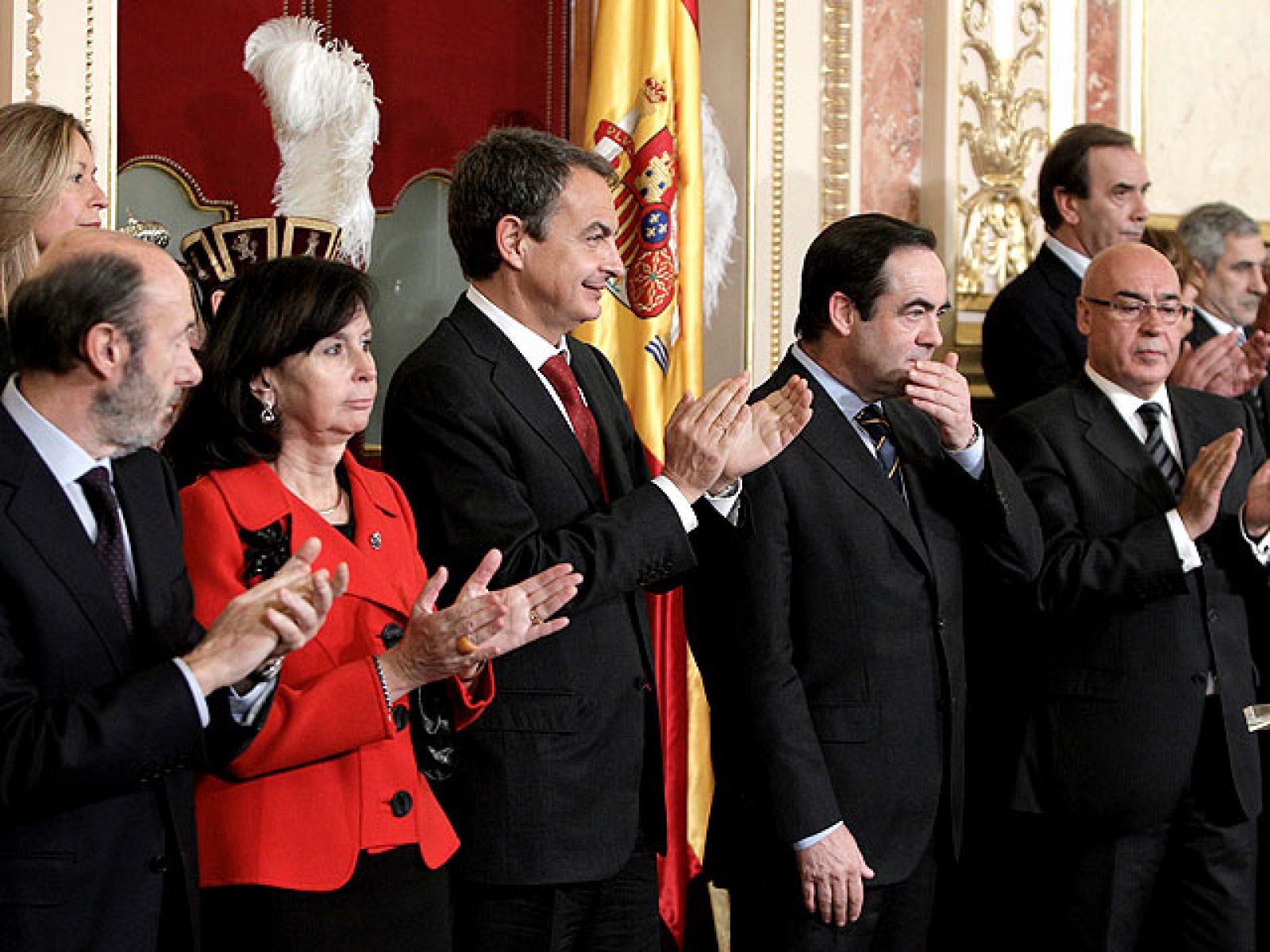 La crisis de los controladores marca el día de la Constitución en el Congreso, donde el presidente del gobierno y el líder de la oposición han tenido oportunidad de conversar/ El Eurogrupo discute la creación de bonos europeos a propuesta de Italia