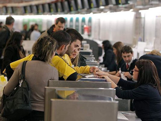 Telediario 1 - Los Aeropuertos españoles recuperan la normalidad tras la crisis de los controladores