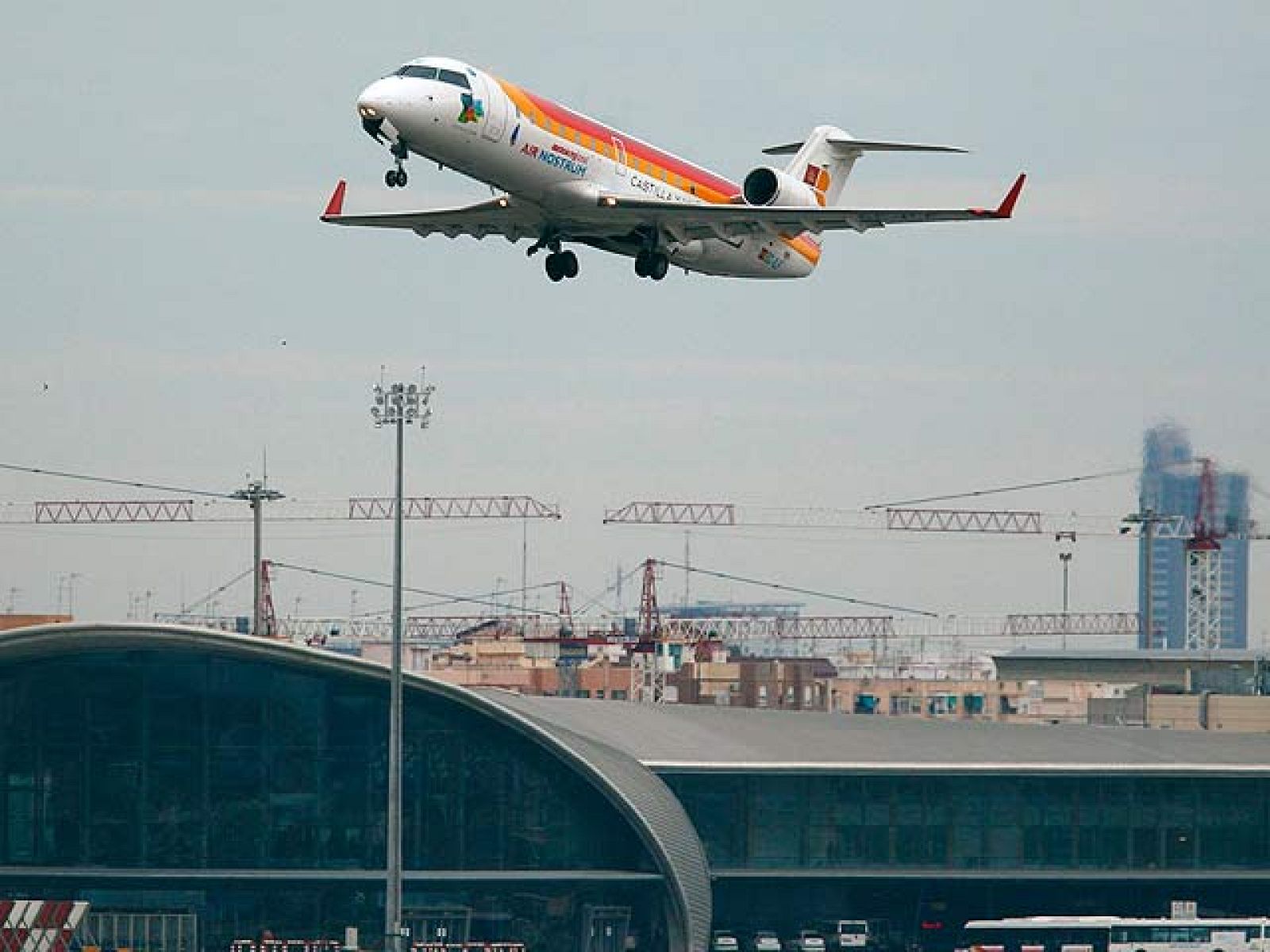 Los Aeropuertos españoles recuperan la normalidad, tres días después de que los controladores abandonaran las torres de control/