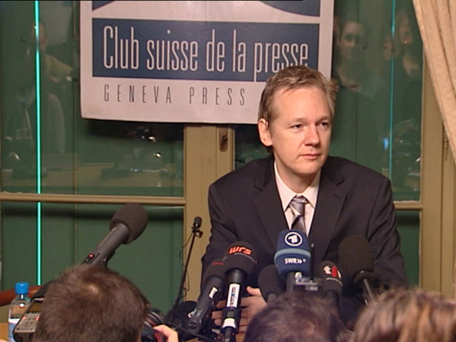 Julian Assange, el fundador del portal Wikileaks, está detenido y declara en Londres. | Ver