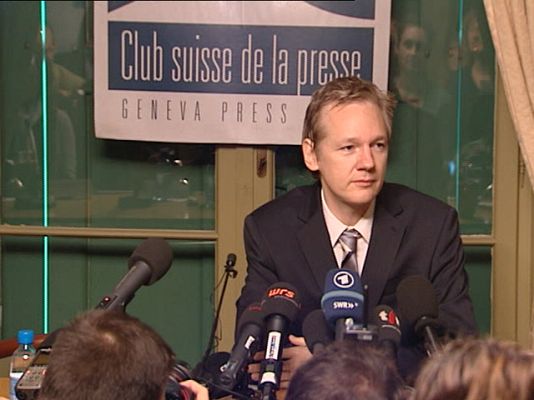 Telediario 1 - Assange, arrestado en Londres