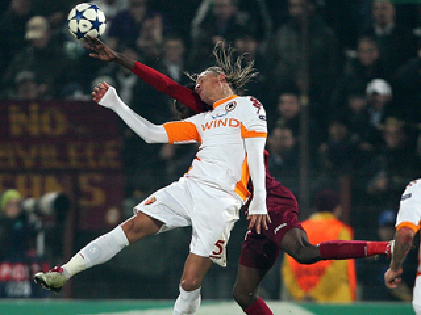 El Roma de Claudio Ranieri empató ante el colista CFR Cluj en un partido insulso y selló así su clasificación para octavos como segundo de grupo. El italiano Marco Borriello abrió el marcador, en el minuto 21, con un disparo colocado desde dentro del