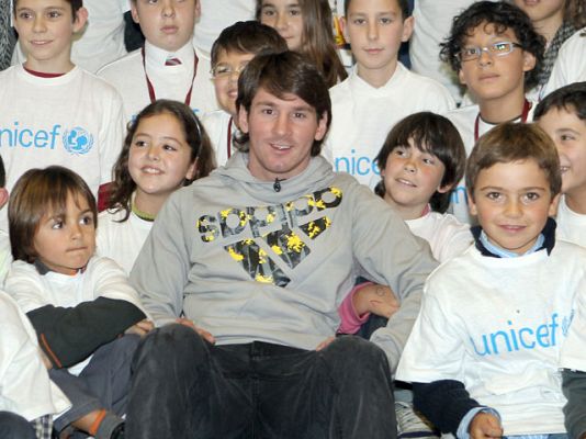  - Messi, con los más 'peques'