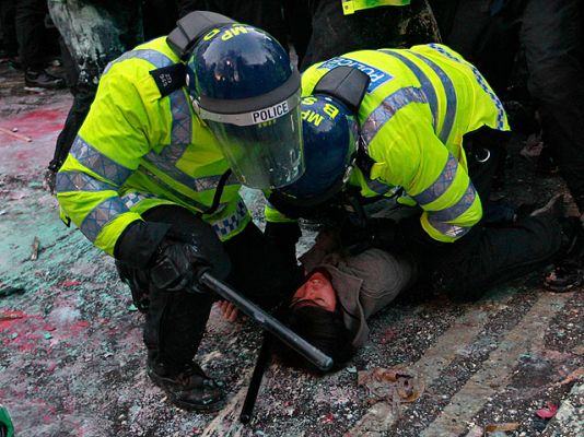 Telediario 1 - Londres aprueba la subida de tasas