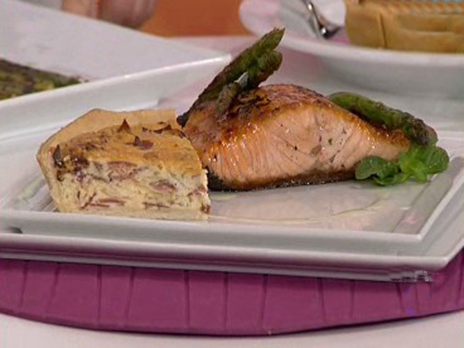 Salmón a la plancha con tarta de cebolla