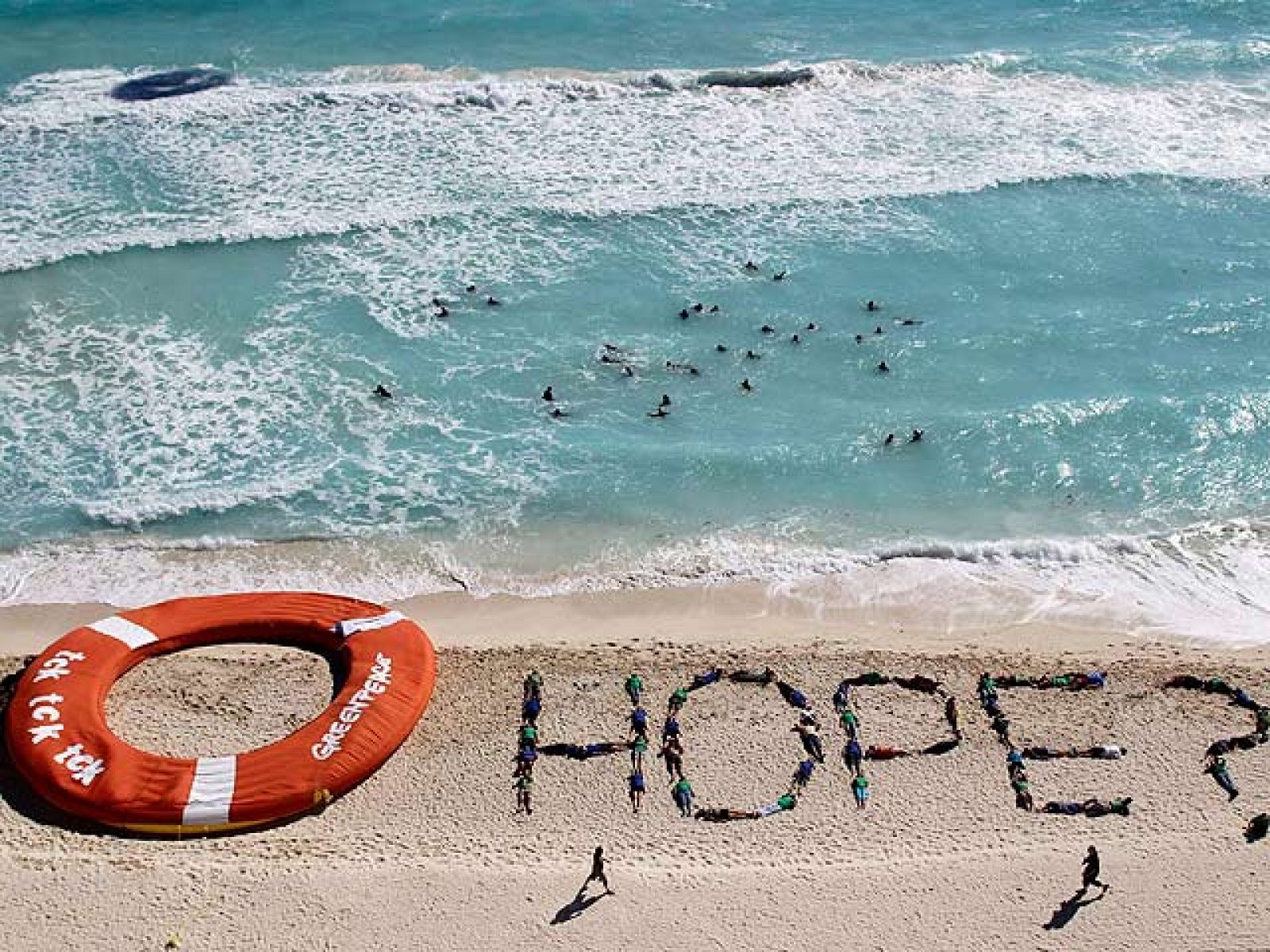 Los más de 190 países que asisten a la Cumbre de Cancún han adoptado un principio de acuerdo para aplazar el período de vigencia del protocolo de Kioto y aumentar la "ambición" de los recortes de emisiones contaminantes. Bolivia, en desacuerdo, ha an