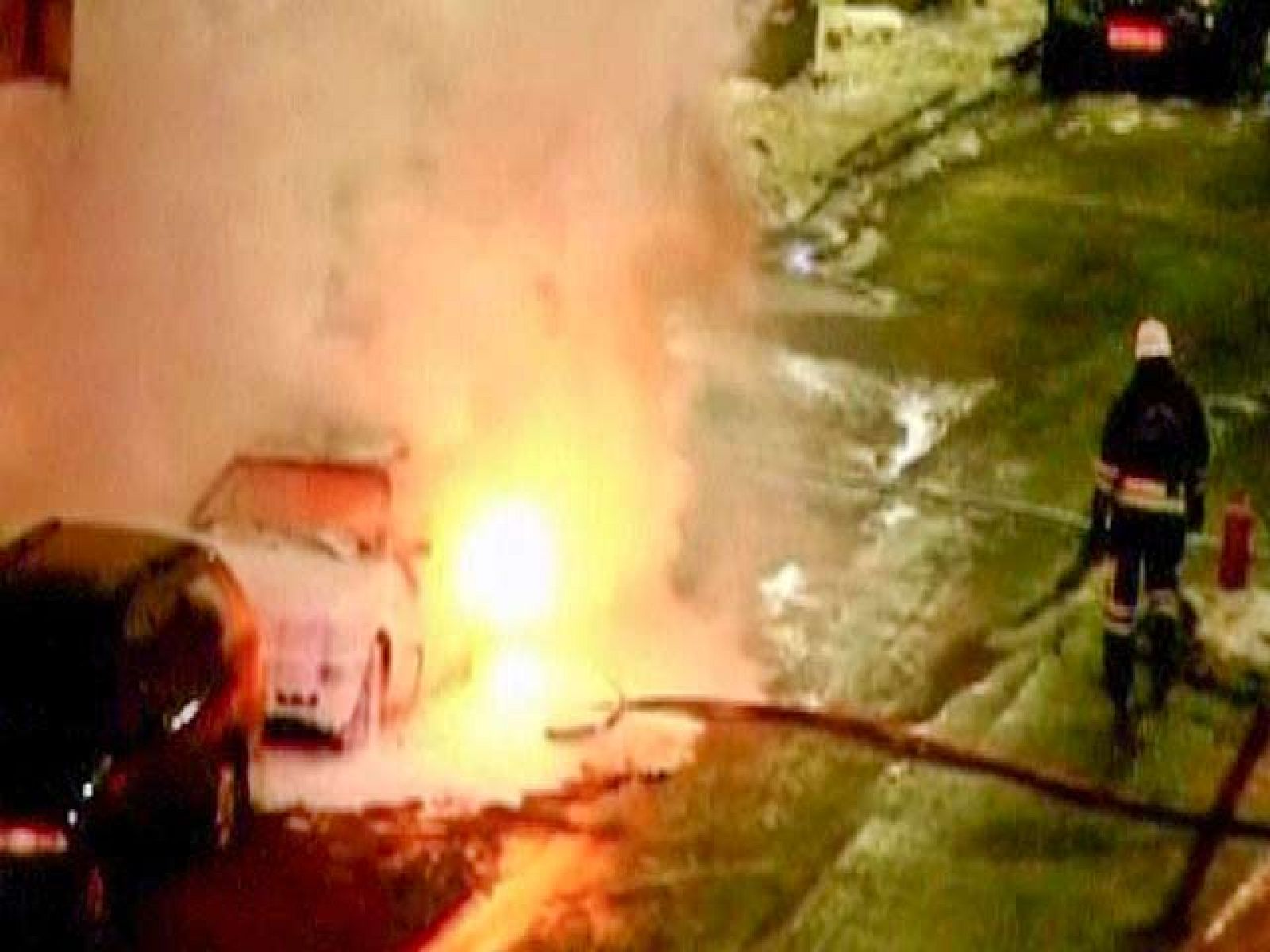 El gobierno sueco investiga como crímenes terroristas las dos explosiones que anoche sacudieron el centro de Estocolmo pero no ha elevado el nivel de alerta.