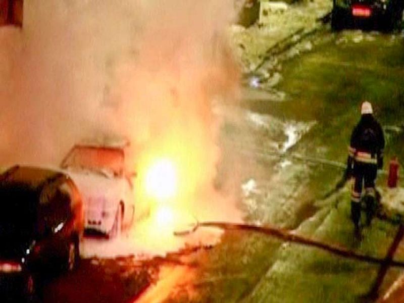 El gobierno sueco investiga como crímenes terroristas las dos explosiones que anoche sacudieron el centro de Estocolmo pero no ha elevado el nivel de alerta.