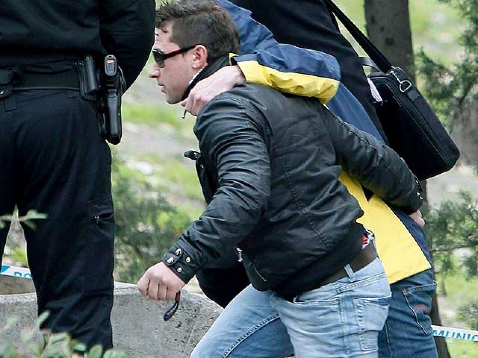 Uno de los implicados en la 'Operación Galgo', el entrenador de Marta Domínguez, César Pérez, trató de esquivar las preguntas de la prensa a la salida de los juzgados, y sólo dijo que salía "sin cargos y sin fianza". Su actitud contrastaba con la de