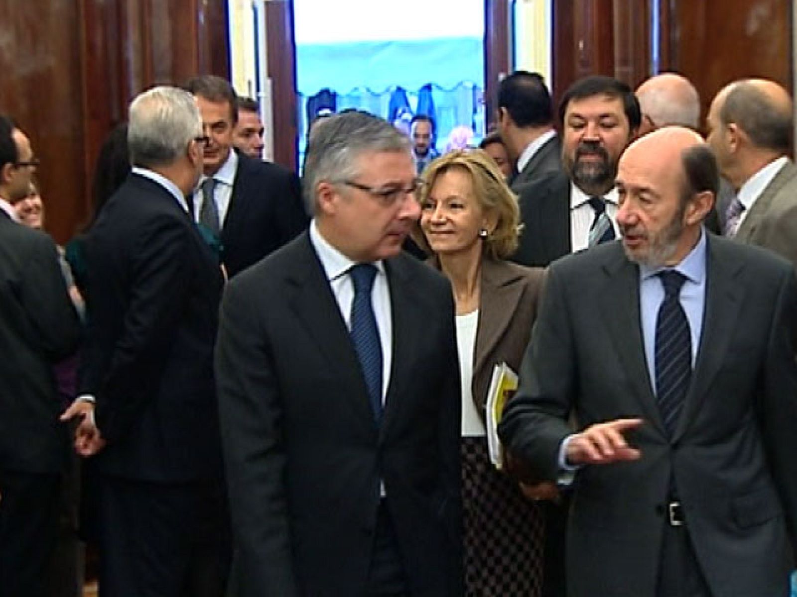 El Gobierno se plantea prorrogar el estado de alarma por el conflicto de los controladores | Ver