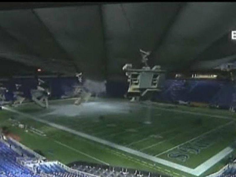 Espectacular imagen la registrada en el estadio del equipo de fútbol americano de los Vikings, cuyo techo se ha desplomado por la gran cantidad de nieve acumulada.