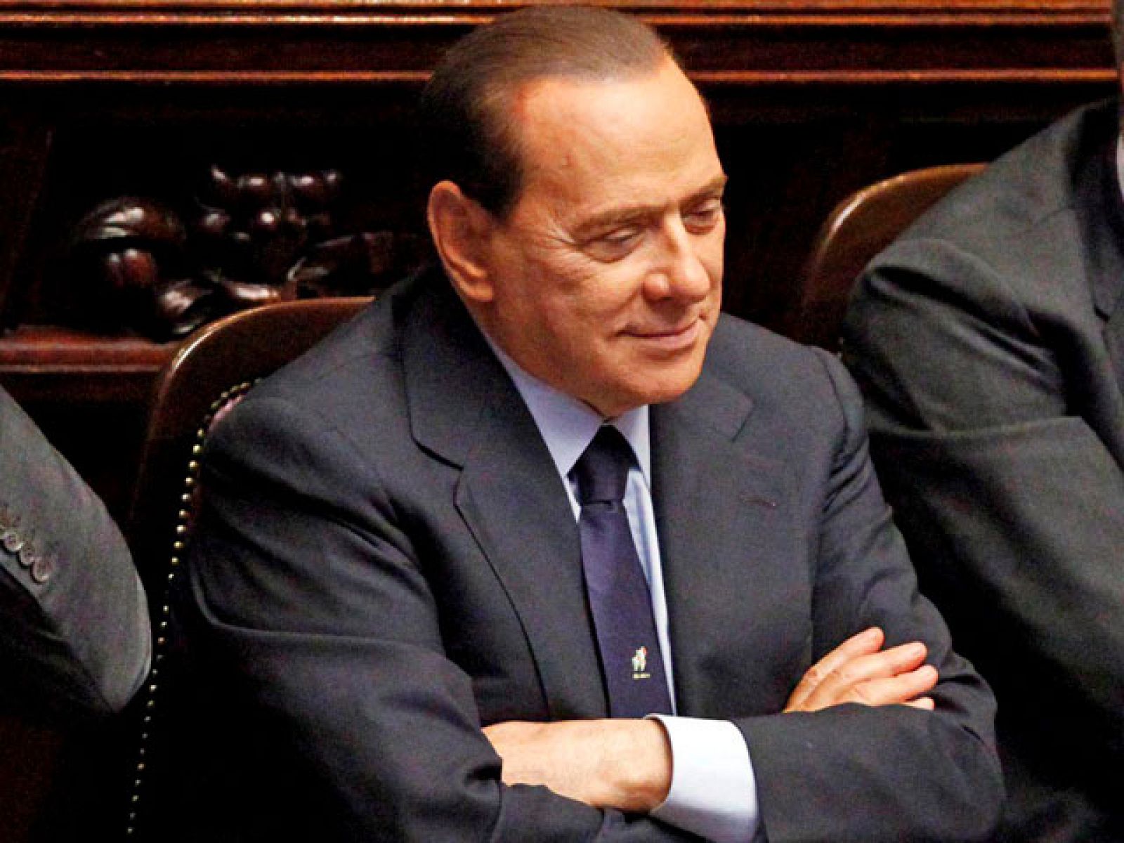 Berlusconi supera las mociones de censura por tres votos de diferencia | Ver