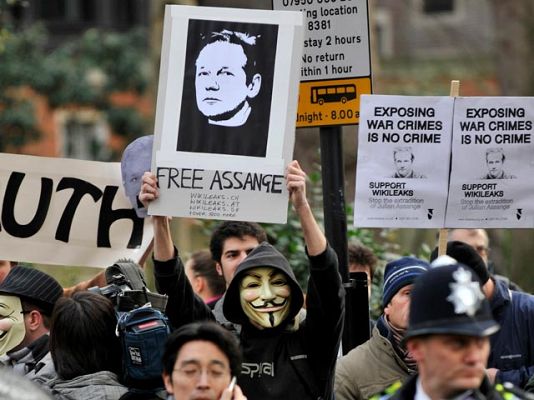 Telediario 1 - Libertad bajo fianza para Assange