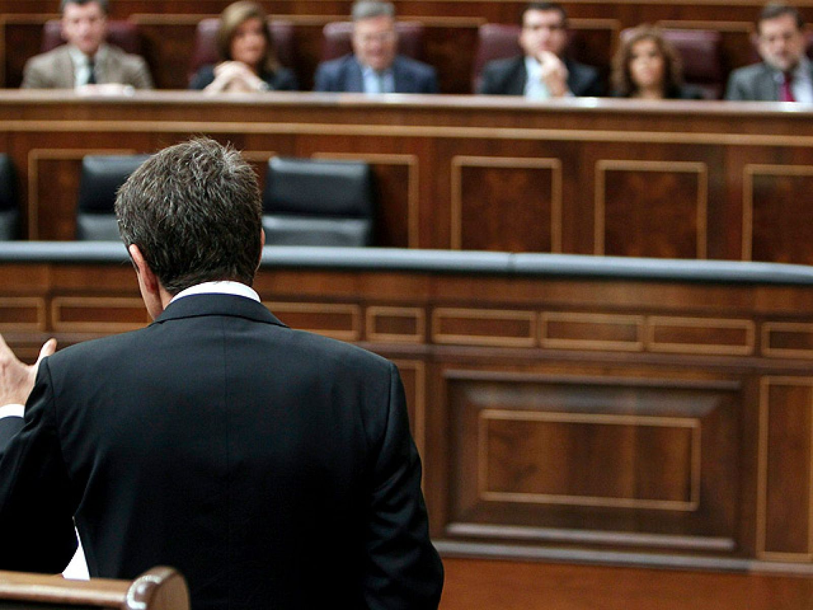 Zapatero niega "improvisación" en sus políticas y Rajoy le echa en cara los recortes sociales | Ver