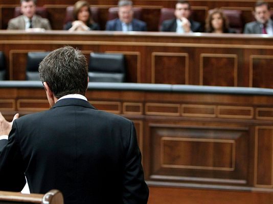  - Zapatero niega "improvisación" en sus políticas y Rajoy le echa en cara los recortes sociales