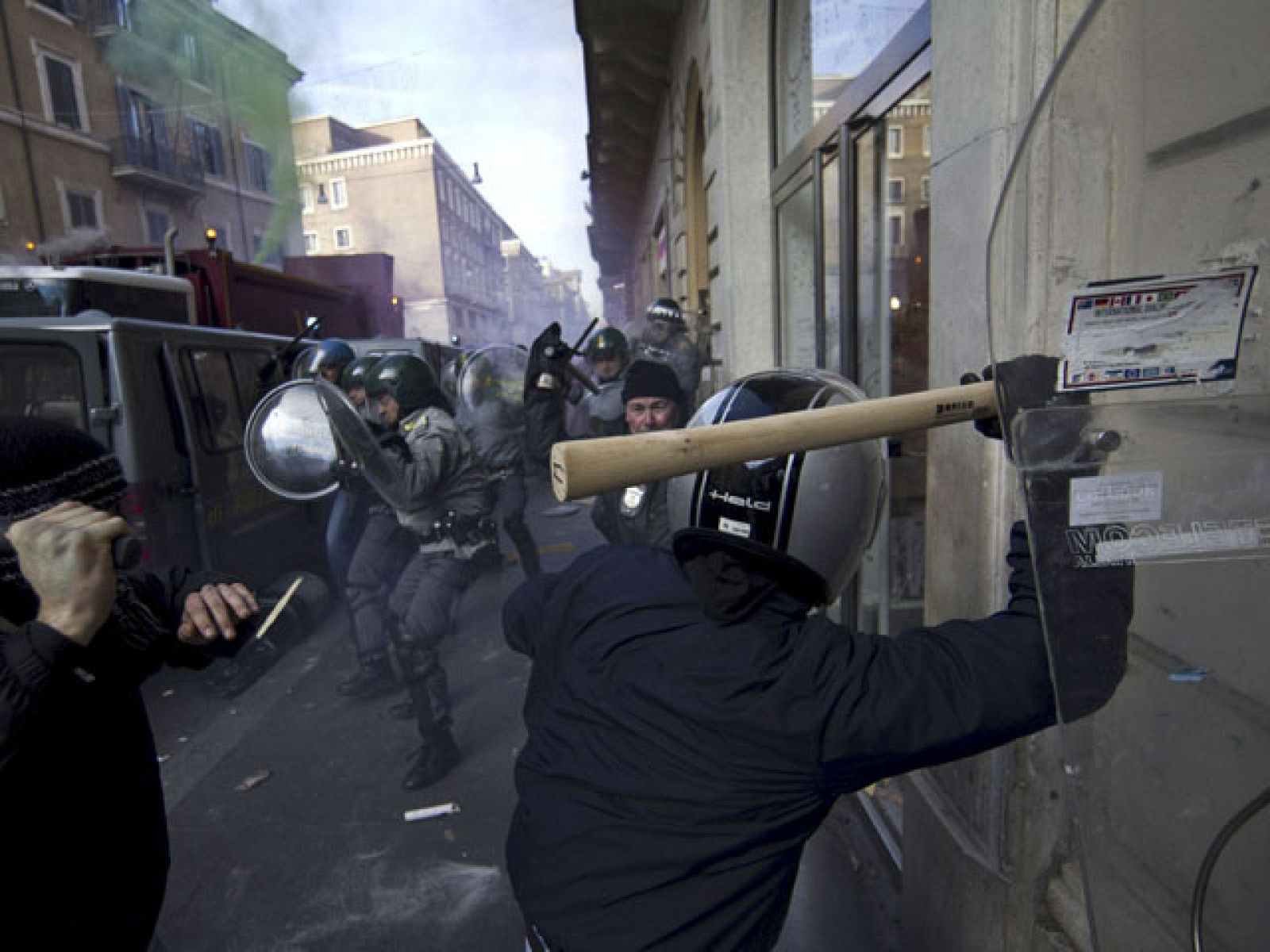 Roma se recupera de la batalla campal que se vivió ayer en el centro de la ciudad