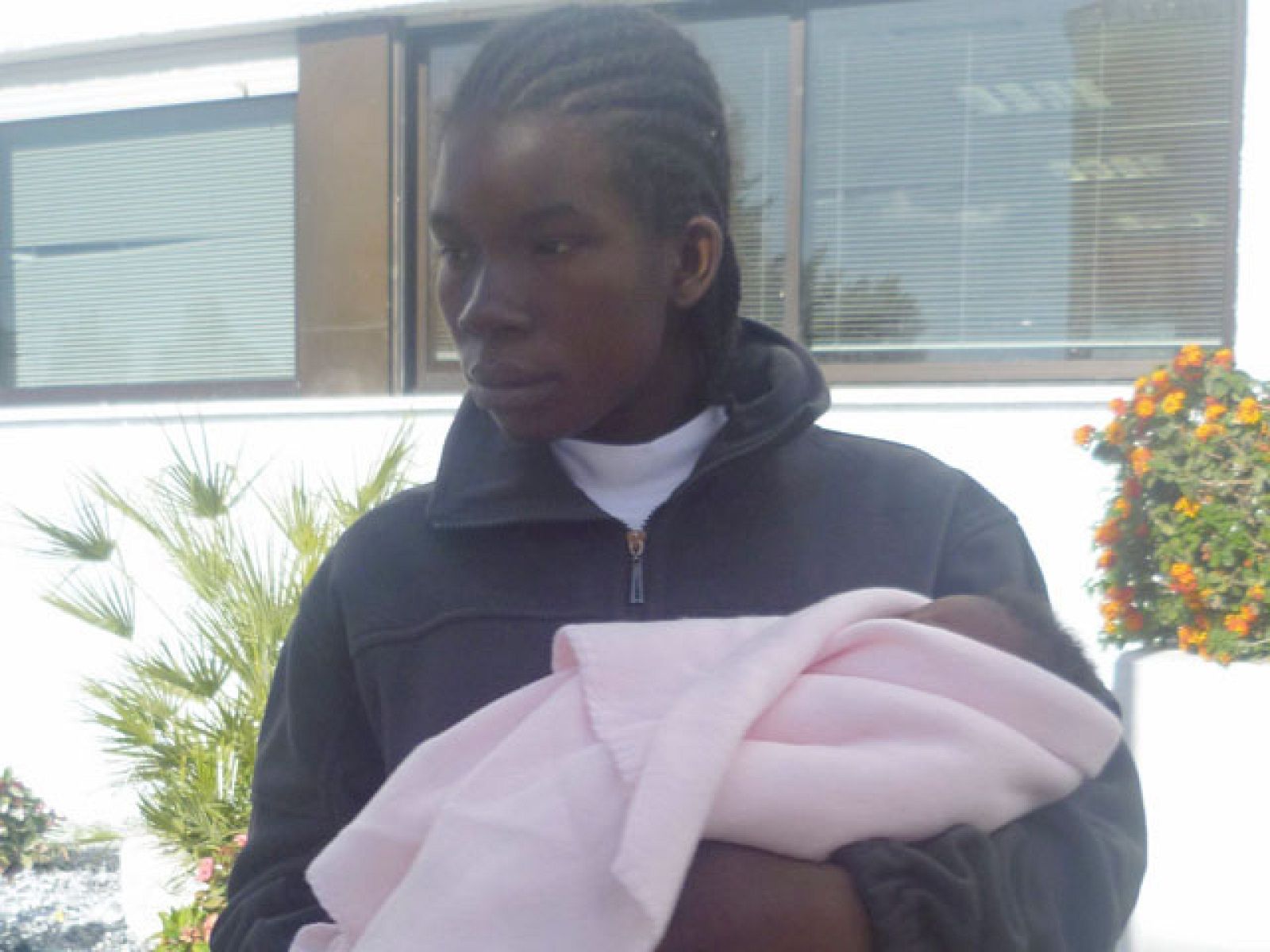 La niña que nació el pasado lunes en una patera goza de buena salud | Ver