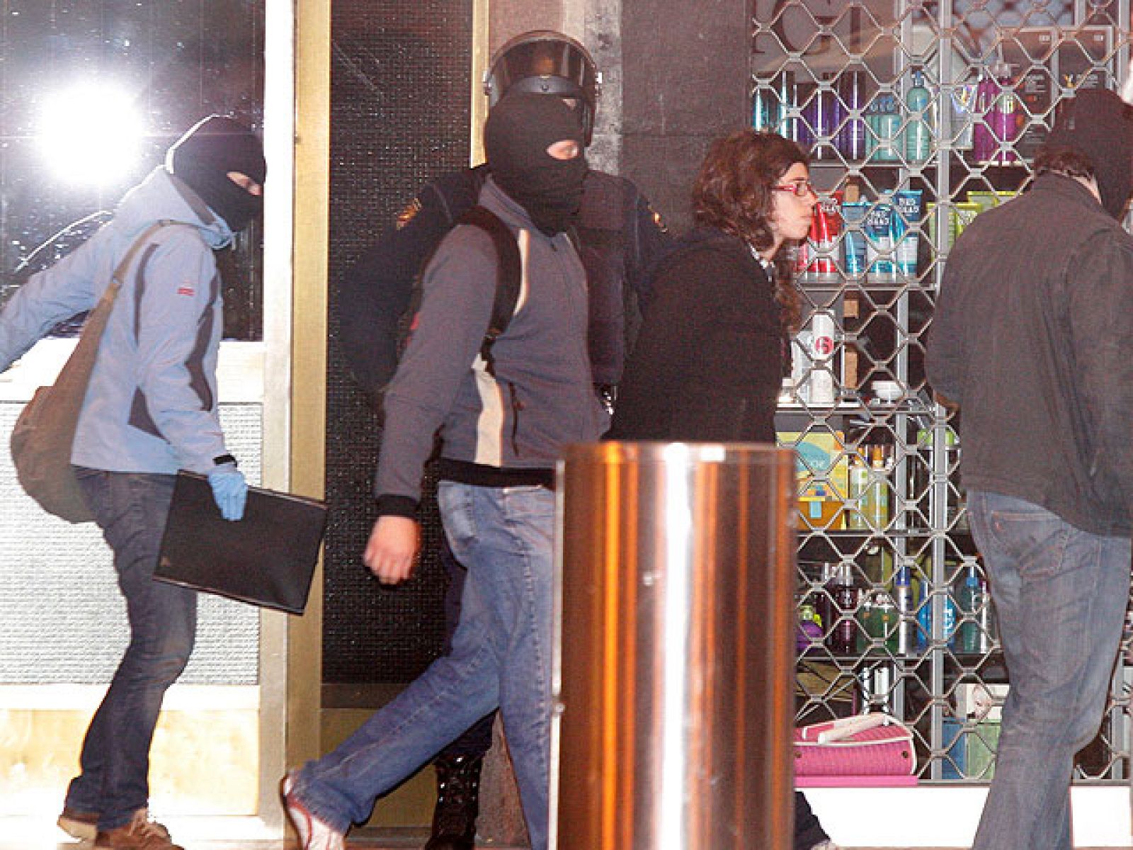 Detienen a dos abogados y seis presuntos miembros de Segi | Ver