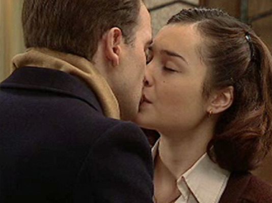 Amar en tiempos revueltos - Jaime y Asun se besan