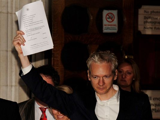  - Assange en libertad condicional