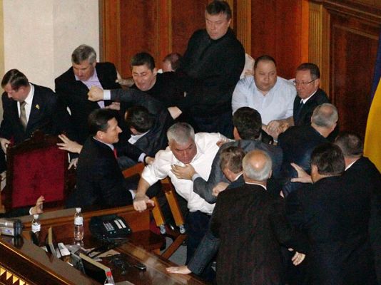 Telediario 1 - Golpes en el Parlamente ucraniano