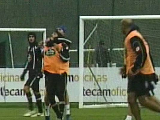  - Agarra a su compañero del cuello