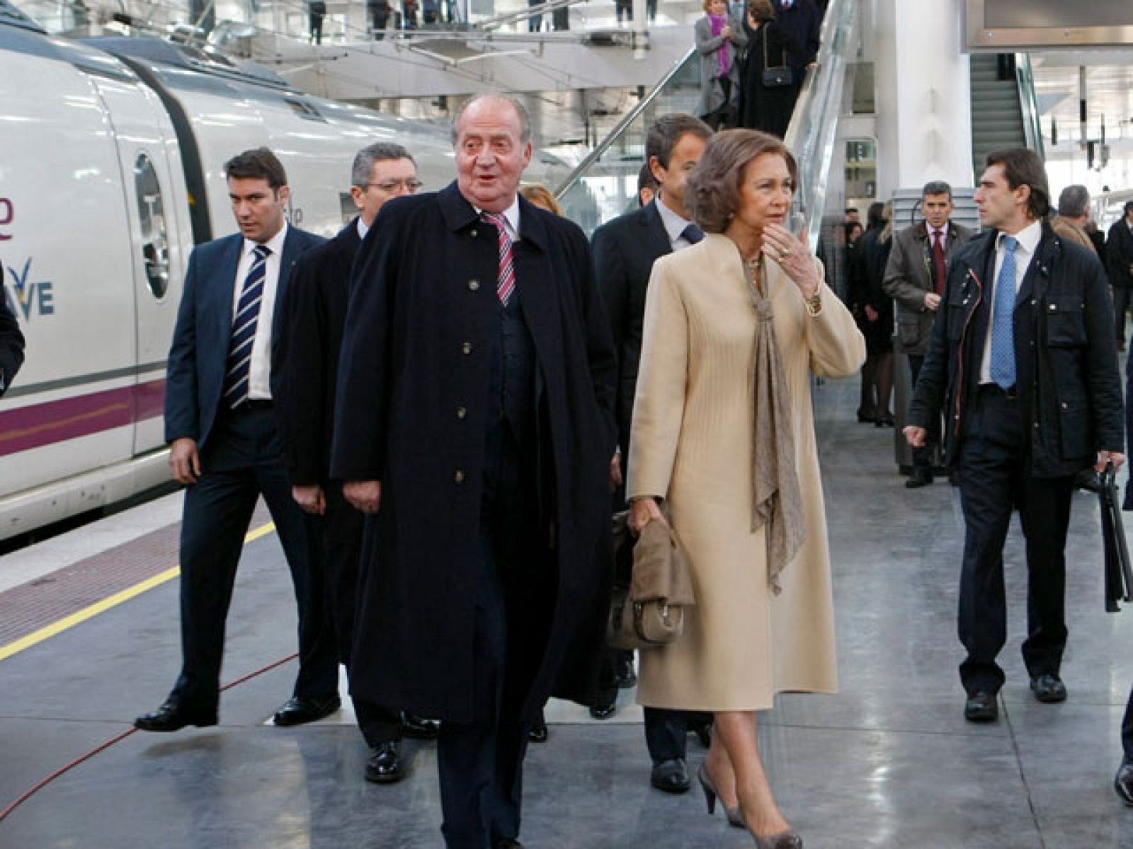 Los Reyes parten desde Atocha en el tren inaugural de la línea de alta velocidad Madrid-Valencia