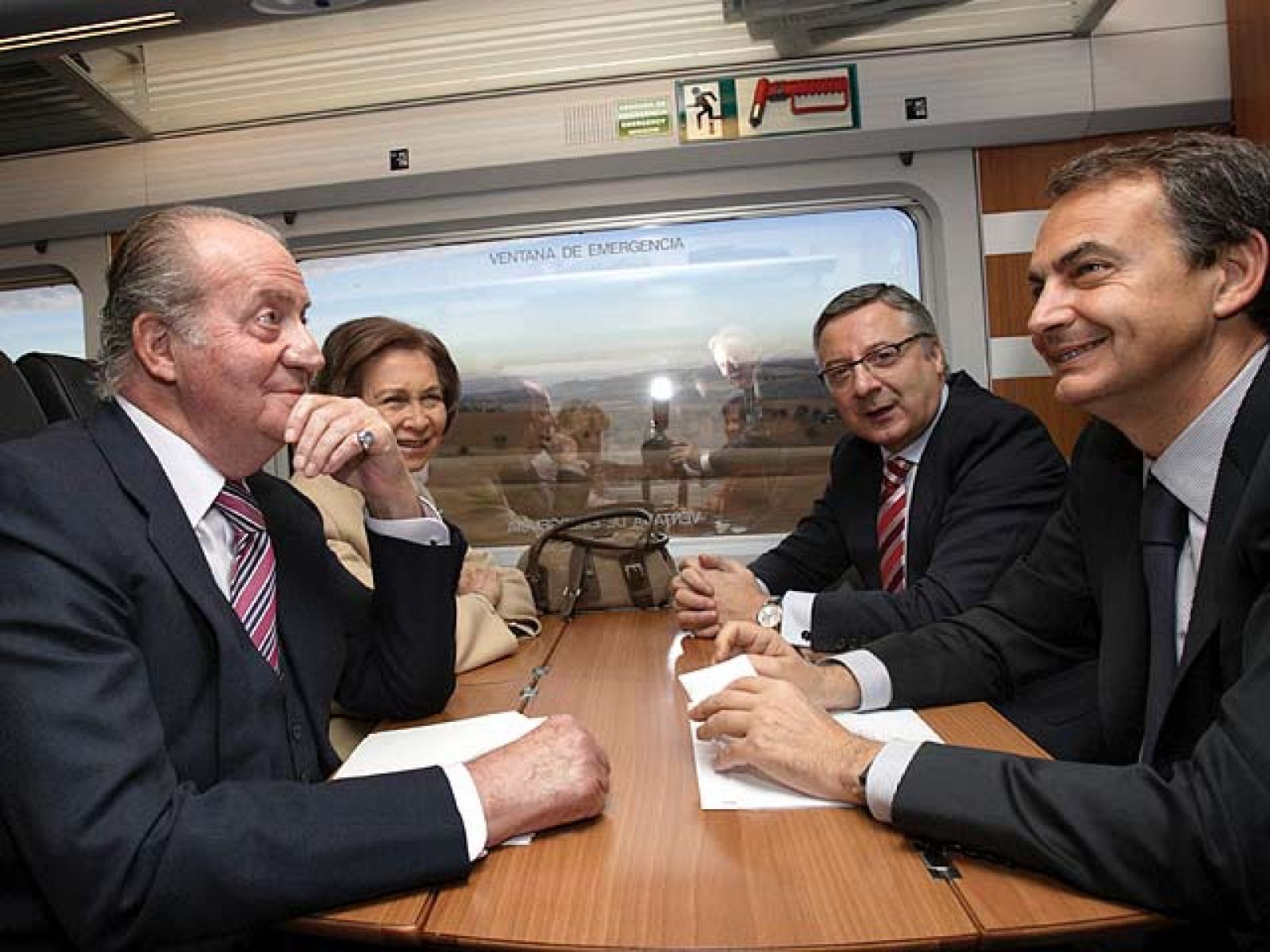 El AVE Madrid-Valencia conecta desde hoy Levante con la capital de España y vertebra aún más el país a 300 kilómetros por hora.