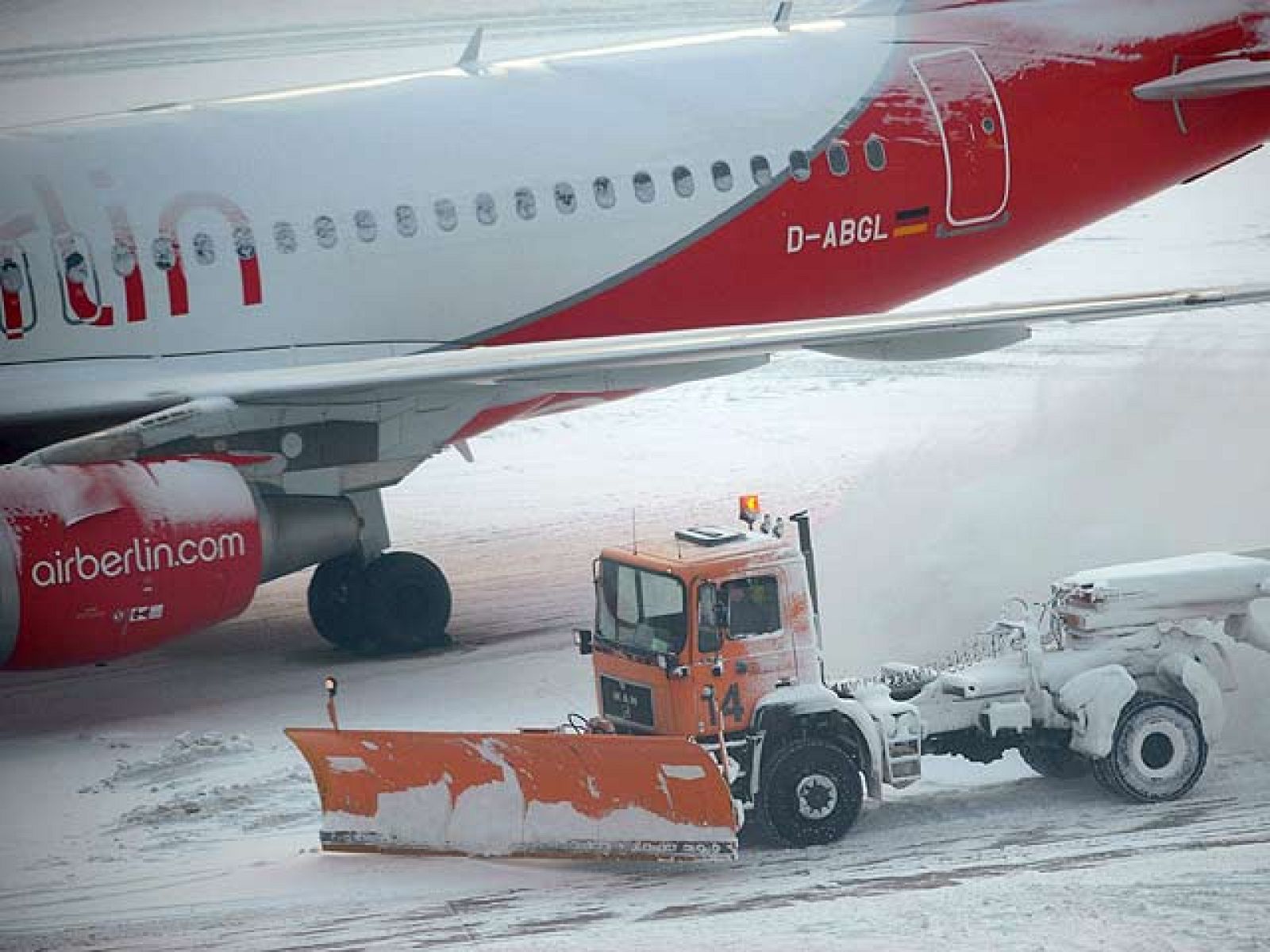 El fuerte temporal de frío y nieve que recorre Europa de oeste a este ha provocado hoy de nuevo el caos en el transporte aéreo, ferroviario y de carretera, en especial en el Reino Unido, Holanda, Alemania, Francia e Italia.