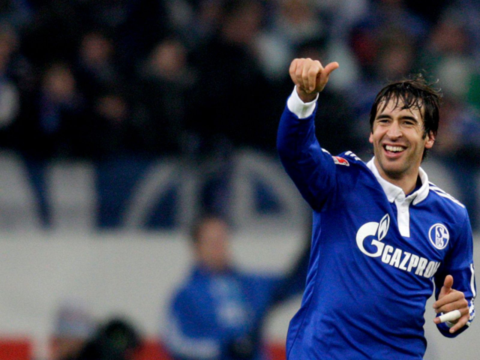 El Schalke 04 consiguió la victoria (3-0) en casa frente al  Colonia, en un partido marcado por la gran actuación del ex madridista Raúl, que marcó los tres tantos del encuentro y permite a  los suyos sumar su tercera victoria consecutiva.