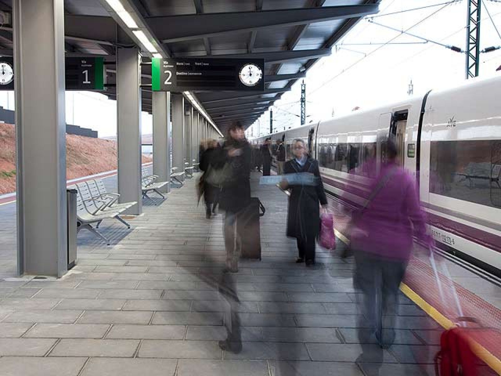 Durante la primera jornada de funcionamiento de la línea de alta velocidad Madrid-Valencia han sido cientos los viajeros que han utilizado esta infraestructura.