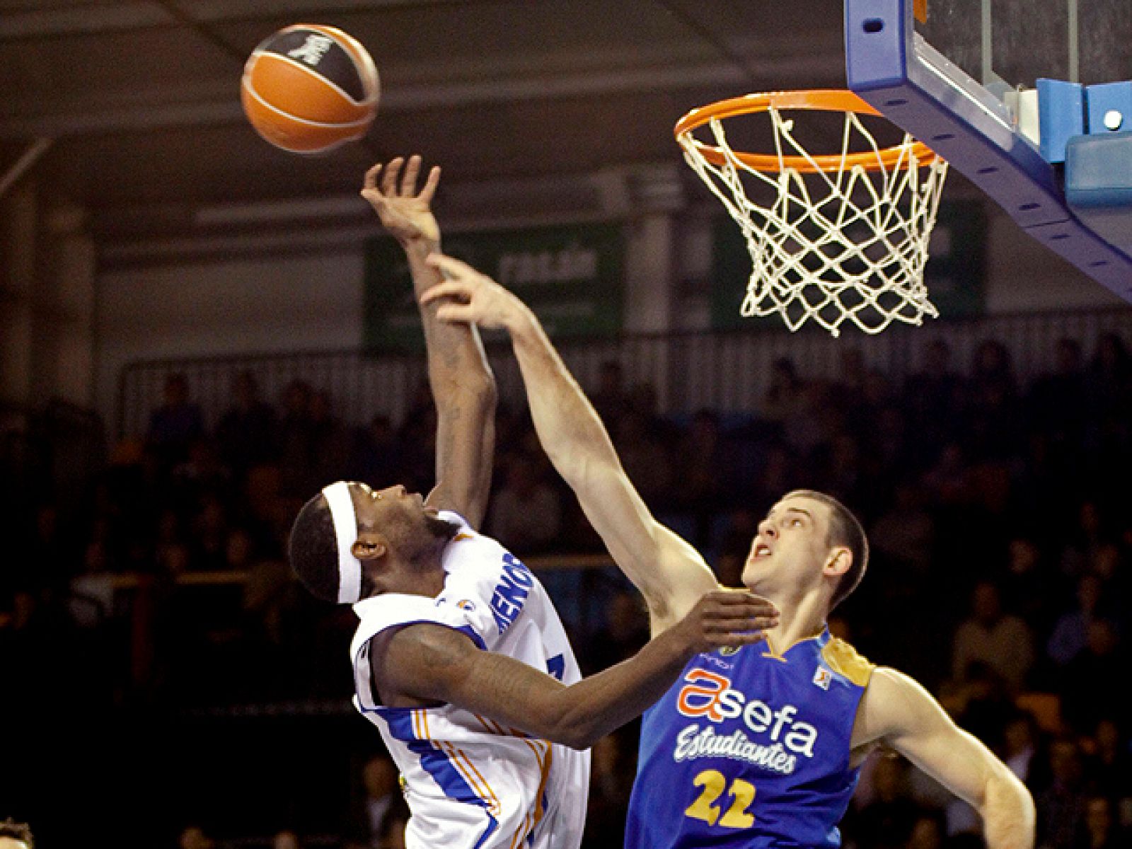 El Asefa Estudiantes ha logrado una victoria trascendental en Menorca, acercándose de nuevo a la zona copera y poniendo tierra de por medio con la zona de descenso.