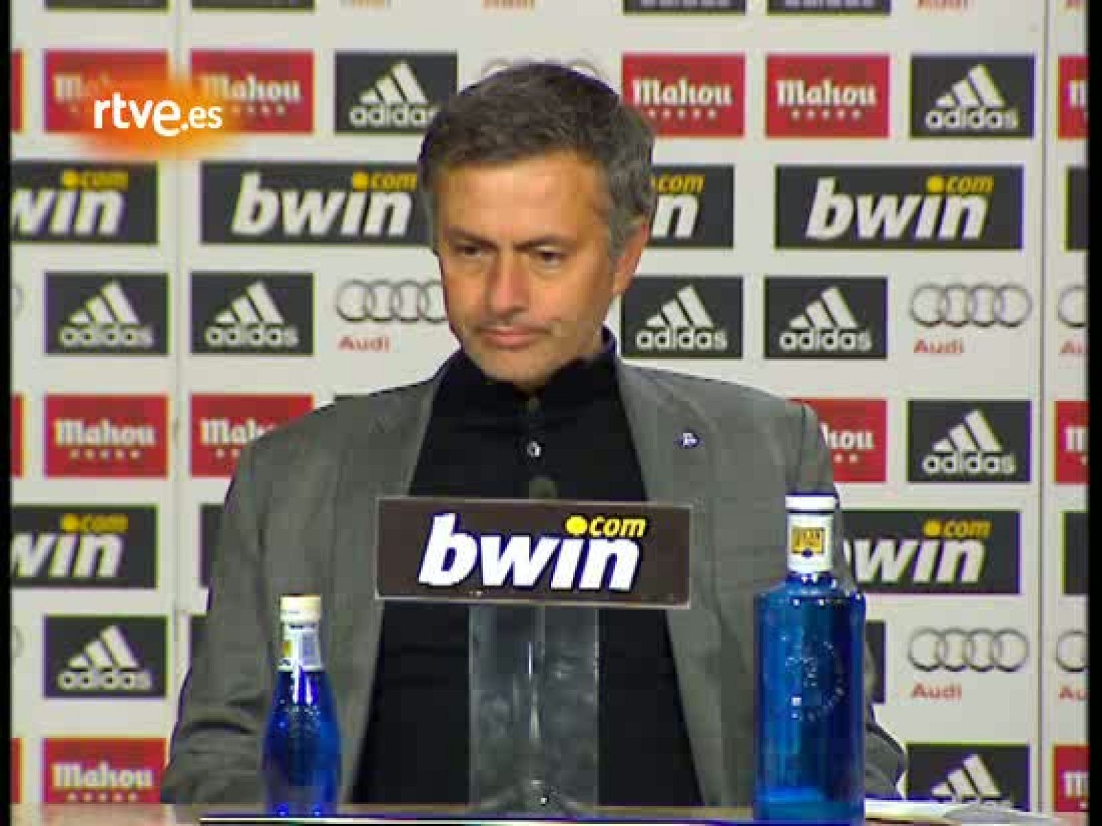 José Mourinho, técnico del Real Madrid, salió a rueda de prensa con un folio que le prepararon en el club con lo que interpretaron "trece errores arbitrales" de Clos Gómez en el encuentro ante el Sevilla (1-0), y pidió una reunión inmediata con Flore