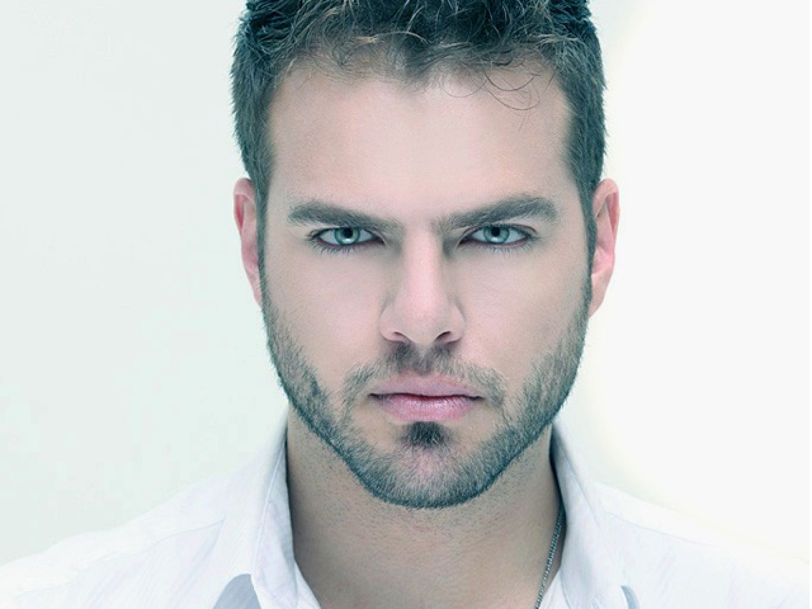 Escucha a Dani Alemán (Madrid) interpretando la canción de Nina "Nacida para amar".