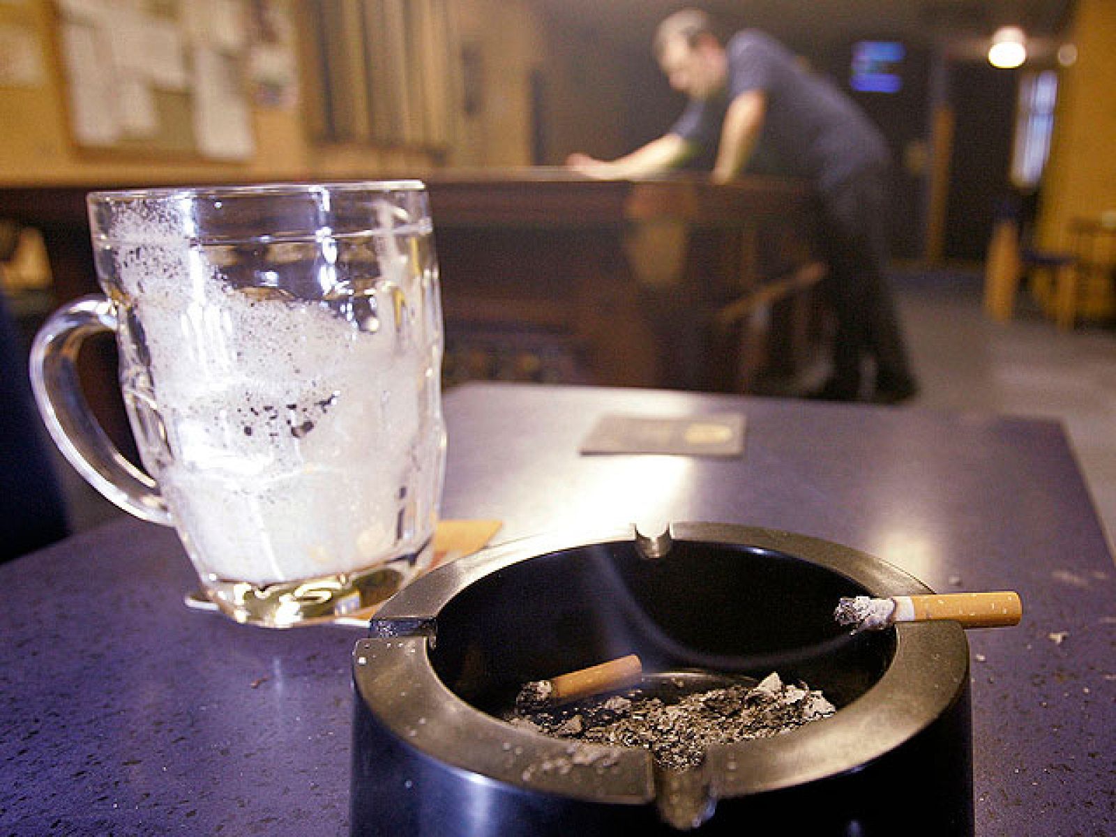 Informe Semanal: Y aquí... ¿se puede fumar?