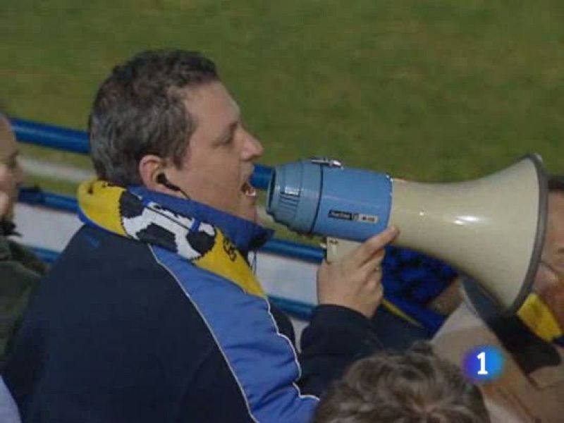 Benito, líder de la Peña El Crono de la AD Alcorcón, lleva muchos años animando al conjunto alfarero y amenizando las tardes de fútbol con sus canciones, que le han convertido en un clásico de la grada de Santo Domingo.