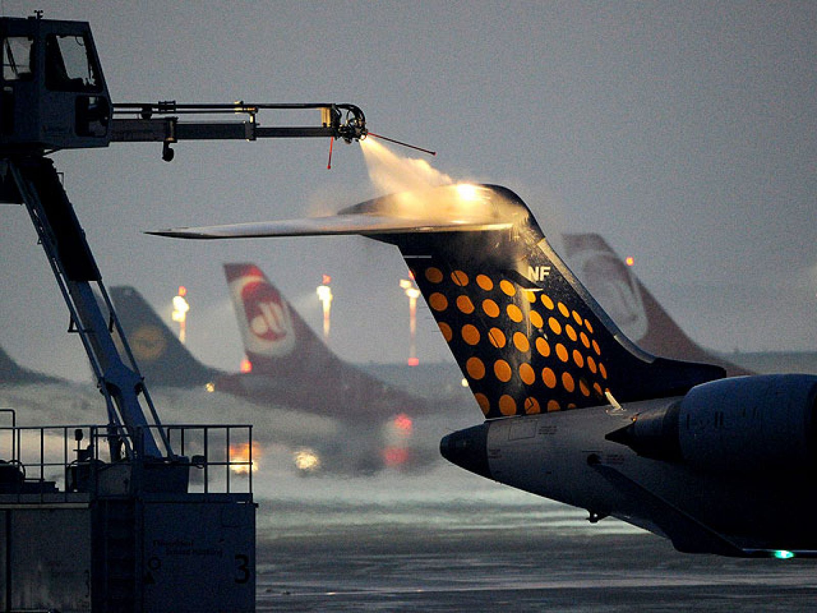 Continúan los retrasos y cancelaciones en los aeropuertos europeos por culpa de la nieve | Ver