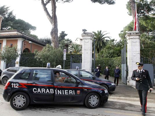 Telediario 1 - Atentan contra dos embajadas