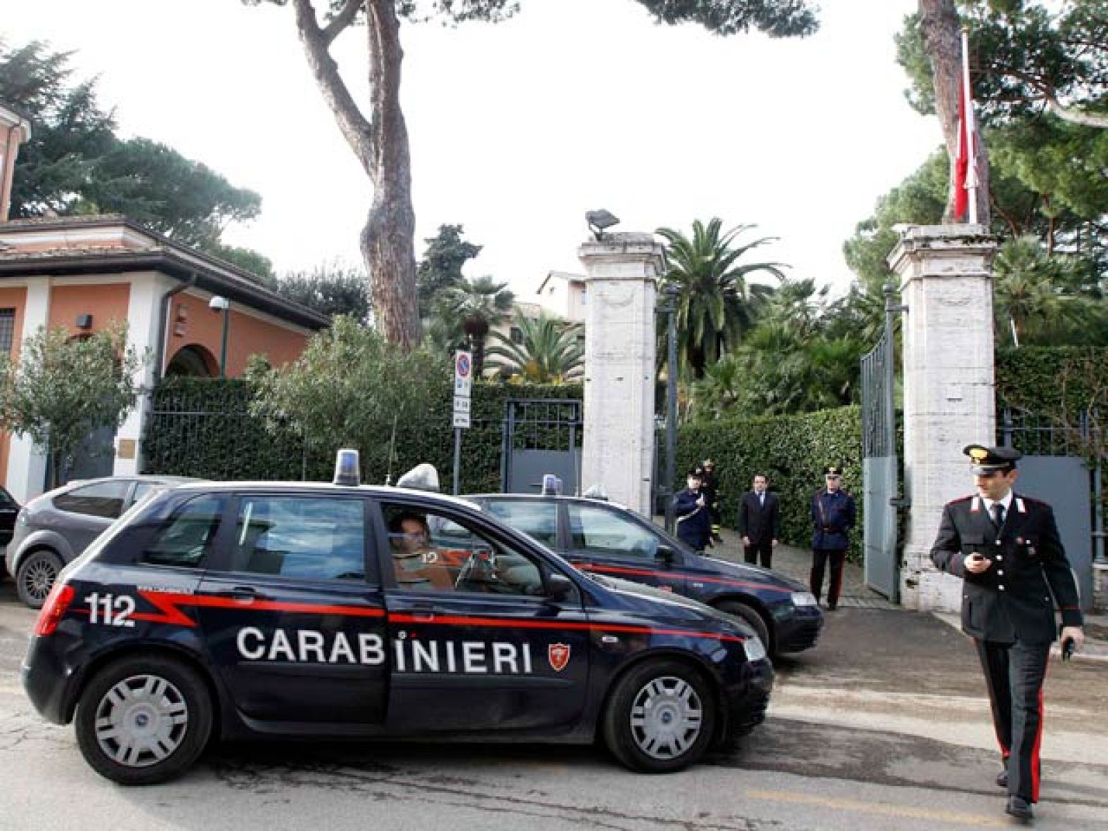 Estallan dos paquetes bomba en las embajadas de Chile y Suiza en Roma | Ver